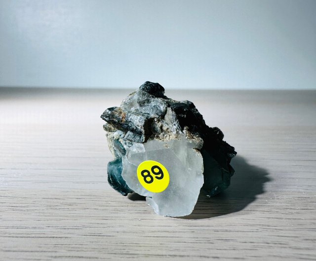 ※専用です！ロシア水晶　水晶原石 Xianghualing石89 号には、ウッドベースの原石鉱石、水晶鉱石