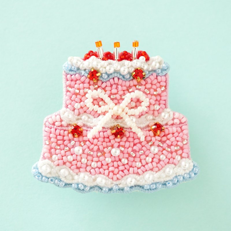 Large 2-tier birthday cake brooch Beaded embroidery brooch - เข็มกลัด - วัสดุอื่นๆ สึชมพู