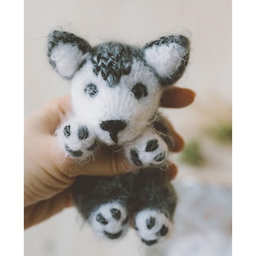 Cute Knit Toy Husky puppy knitting pattern. Little knitted realistic dog tutorial