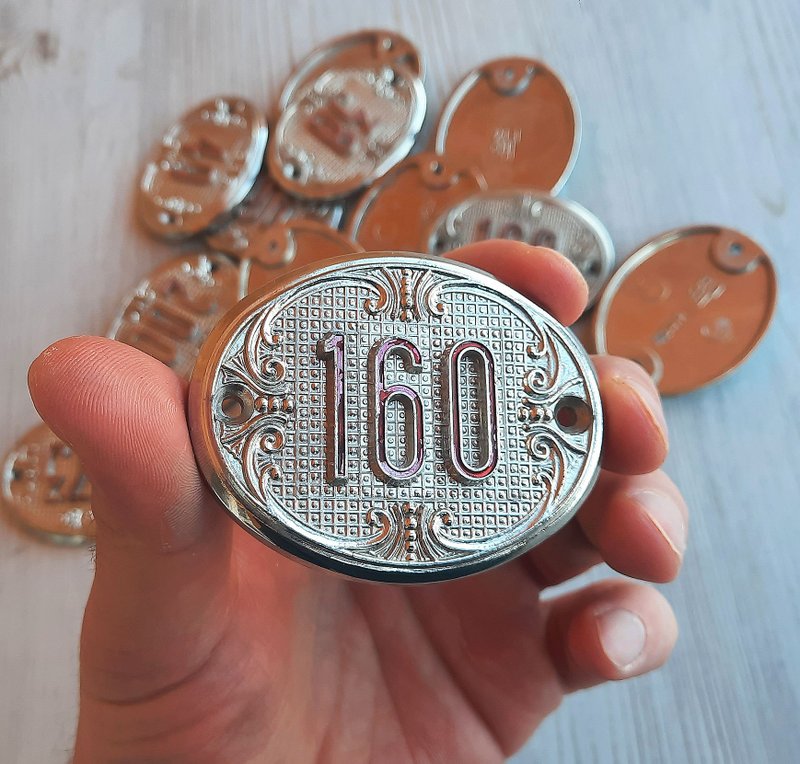 Oval door number plate 160 vintage metal apartment number sign - ม่านและป้ายประตู - อลูมิเนียมอัลลอยด์ สีเงิน