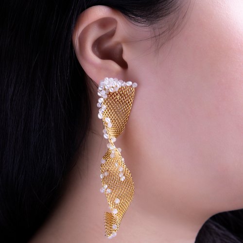 Olivia Yao Jewellery 【可改夾式】月光石刺繡耳環