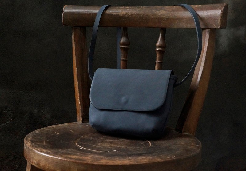 【新系列】小肩側背  shoulder bag 客製化刻字 - 側背包/斜背包 - 真皮 藍色