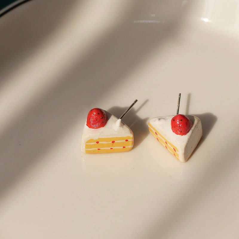 Hand-painted small cake earrings - ต่างหู - ดินเหนียว ขาว