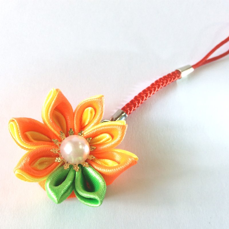 Kanzashi orange yellow ribbon flower charm（つまみ細工） - พวงกุญแจ - ผ้าไหม สีส้ม