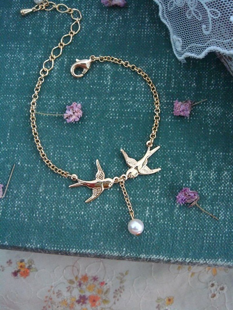 Garohands Golden Happiness Double Flying Swallow Pendant Pearl Hand Bracelet B284 Gift Temperament - สร้อยข้อมือ - โลหะ สีทอง