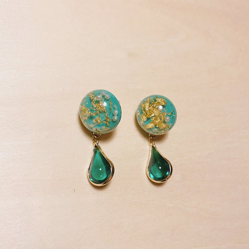 Vintage blue-green pearl and gold foil ball earrings with water droplets - ต่างหู - เรซิน สีเขียว