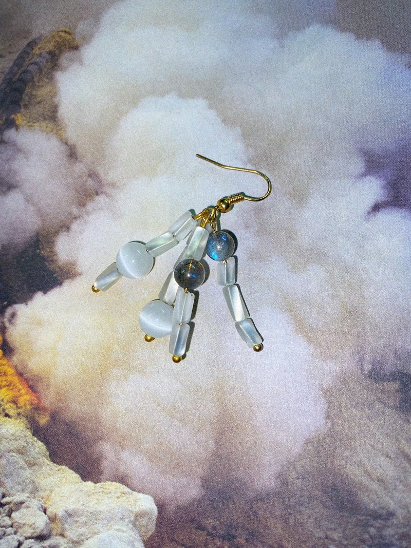 The gray-blue spectrum of meteor earring temperament - Earrings & Clip-ons - Semi-Precious Stones White