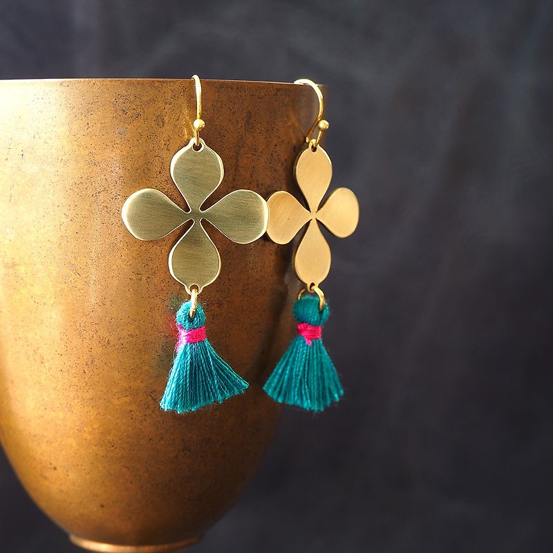Flower petal with blue cotton tassel earrings (brass hand made) - ピアス・イヤリング - 銅・真鍮 ブルー