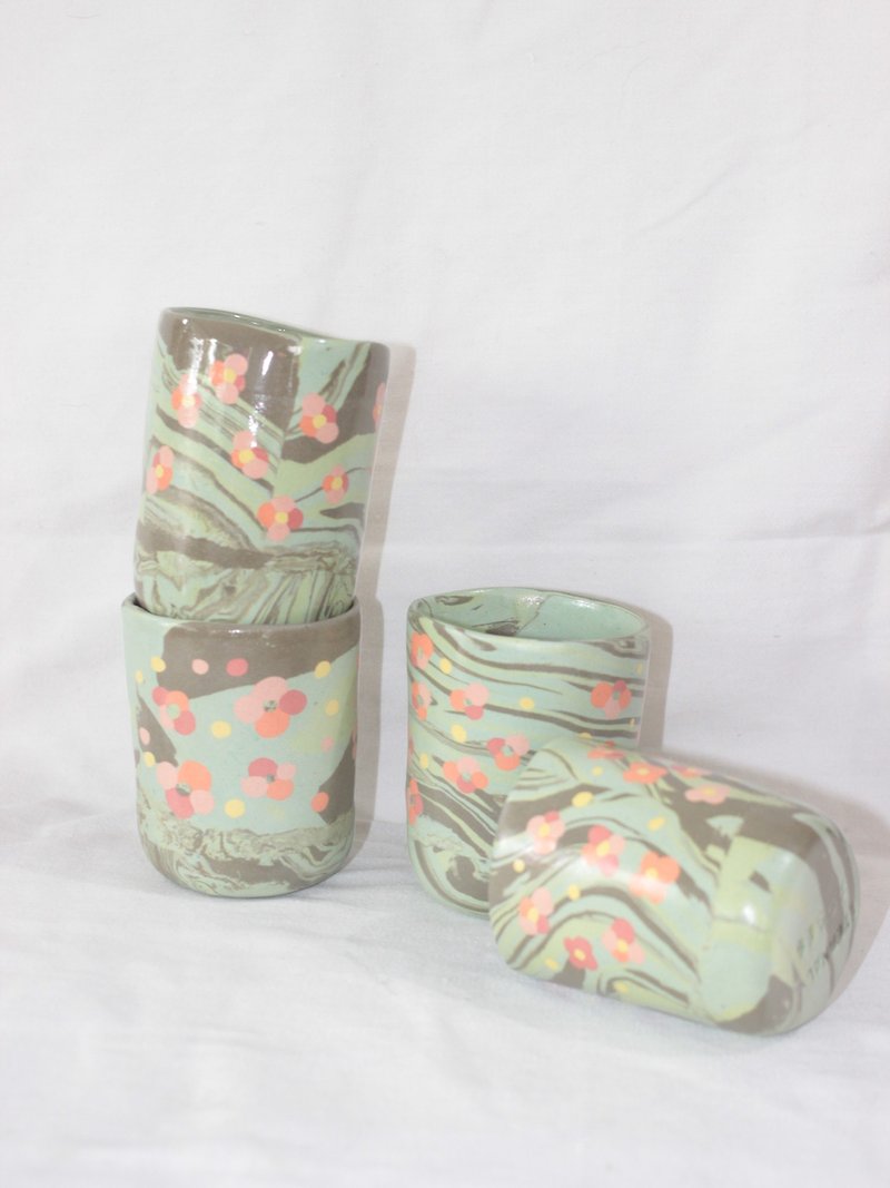 A garden full of flowers ceramic cup. - แก้วมัค/แก้วกาแฟ - ดินเผา สีเขียว