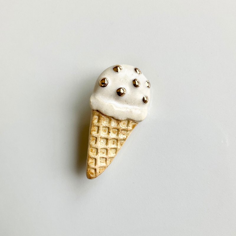 Ceramic brooch enchanting milk ice cream - เข็มกลัด - ดินเผา ขาว