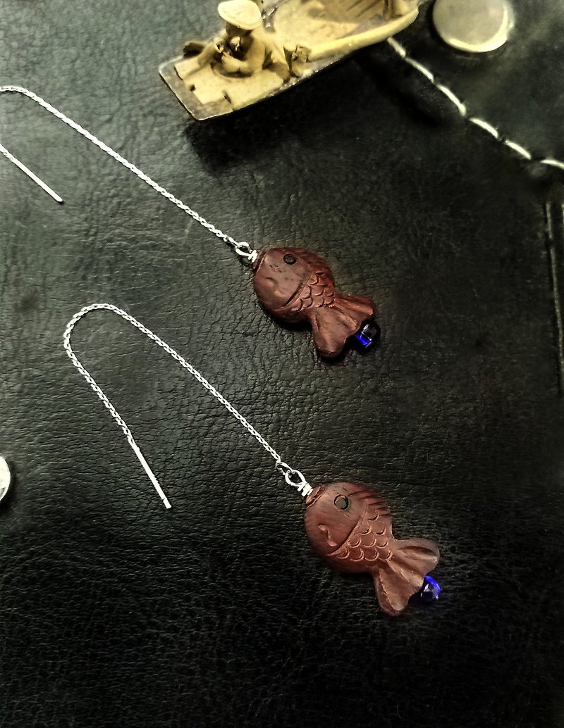 Original nature series - red sandalwood fish earrings - ต่างหู - ไม้ 