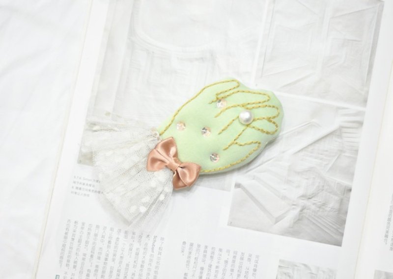 Handmade embroidery hand brooch mint green - เข็มกลัด - ผ้าฝ้าย/ผ้าลินิน สีเขียว
