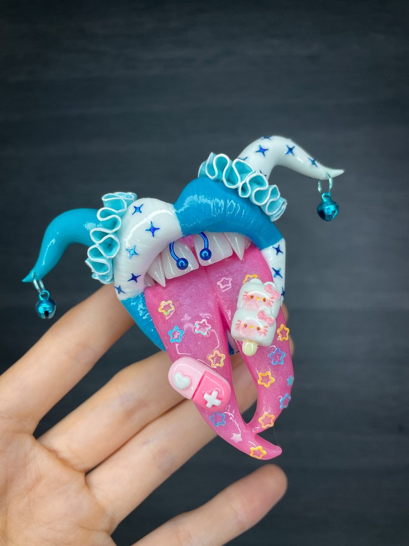 Phone grip. Blue & white clown lips with candies. - 其他 - 黏土 