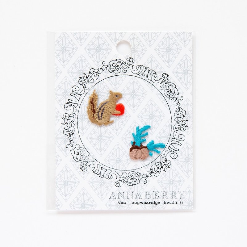  Squirrel and an Acorn Embroidered Patch - อื่นๆ - ผ้าฝ้าย/ผ้าลินิน สีนำ้ตาล