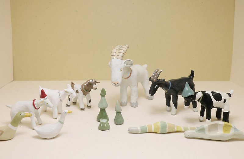 ゆじ手で絞った子羊と小さな木の組み合わせの装飾 - 置物 - 粘土 