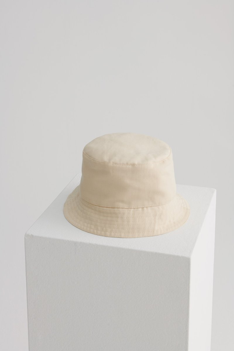 Shan Yong Beige Linen Bucket Hat - หมวก - ผ้าฝ้าย/ผ้าลินิน 