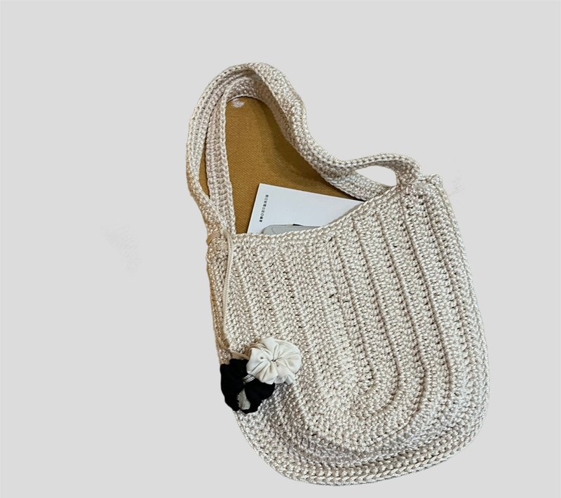 Day style oval side shoulder woven bag - กระเป๋าแมสเซนเจอร์ - วัสดุอื่นๆ ขาว