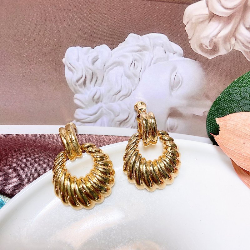 [Western Antique Jewelry] NAPIER Victoria Curve Dangle Thick Pound Craft Earrings - ต่างหู - เครื่องประดับ สีทอง