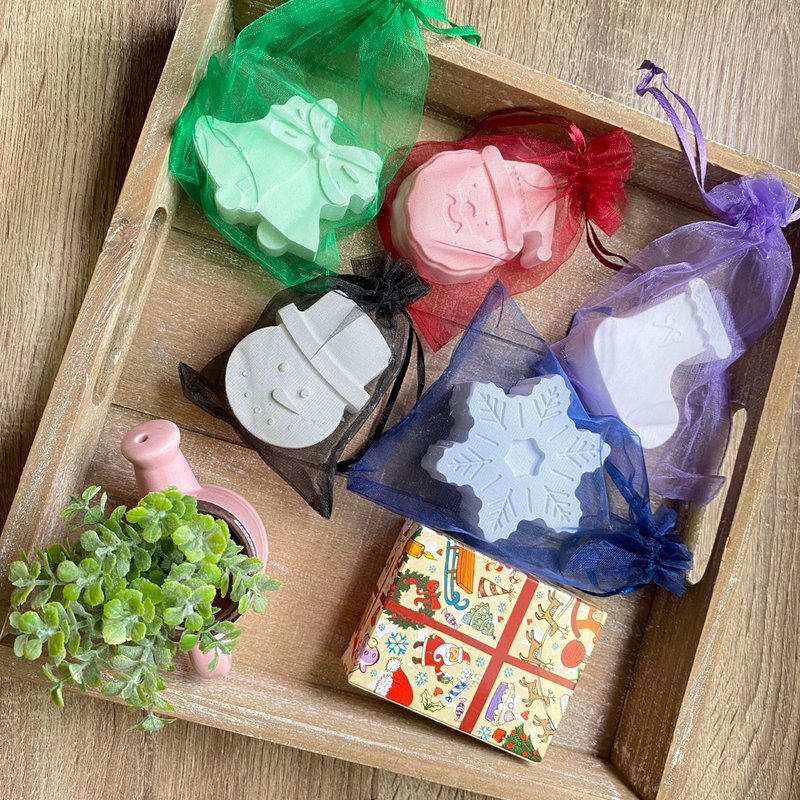 QIDINA 台灣手工聖誕版珪藻土防潮塊 添加精油 4入 - 居家收納/收納盒/儲物盒 - 環保材質 白色