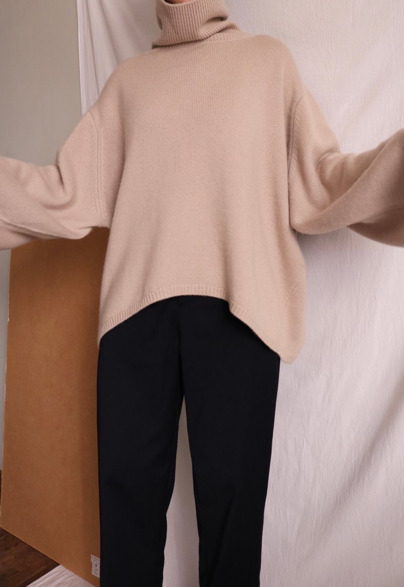 [Sample Clearance] Liv Sweater Cashmere off-shoulder wool sweater sand color - สเวตเตอร์ผู้หญิง - ขนแกะ 