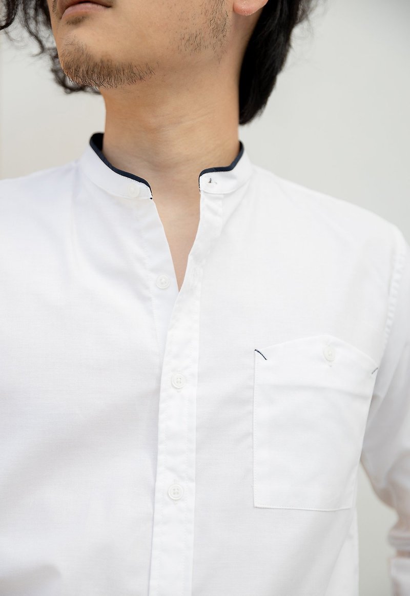 Stand up collar with navy trim shirt - 男襯衫/休閒襯衫 - 棉．麻 白色