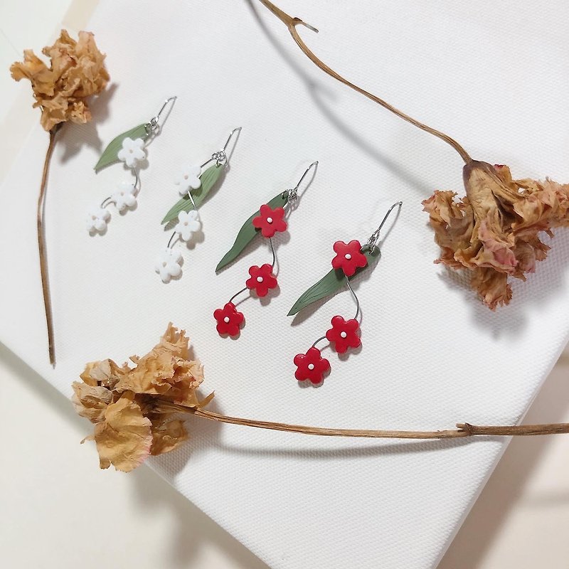 Original handmade soft clay earrings-twist a twisted flower string - ต่างหู - ดินเผา ขาว