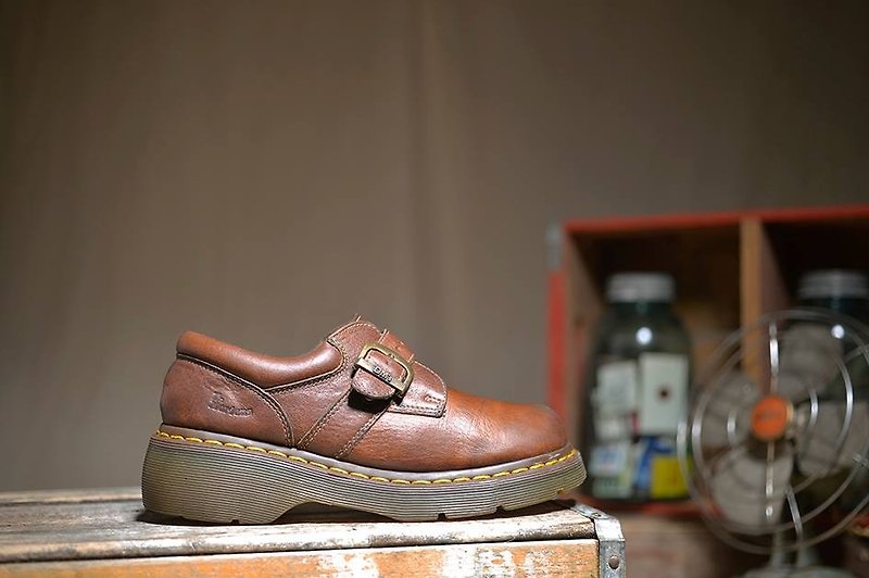 Vintage UK Dr. Martens brown buskin - รองเท้าลำลองผู้หญิง - หนังแท้ สีนำ้ตาล