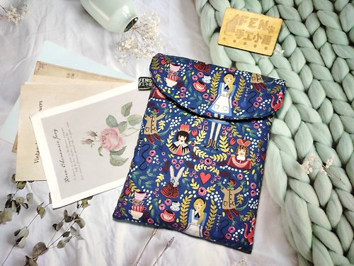 FEN手工小鋪 袋物系列-美國設計師限量布燙金愛麗絲收納袋-7.8吋電子書保護套