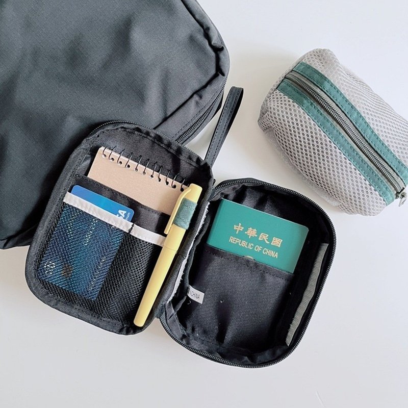 BISQUE 附扣環多功能隨身收納包 - 化妝包/收納袋 - 其他人造纖維 黑色