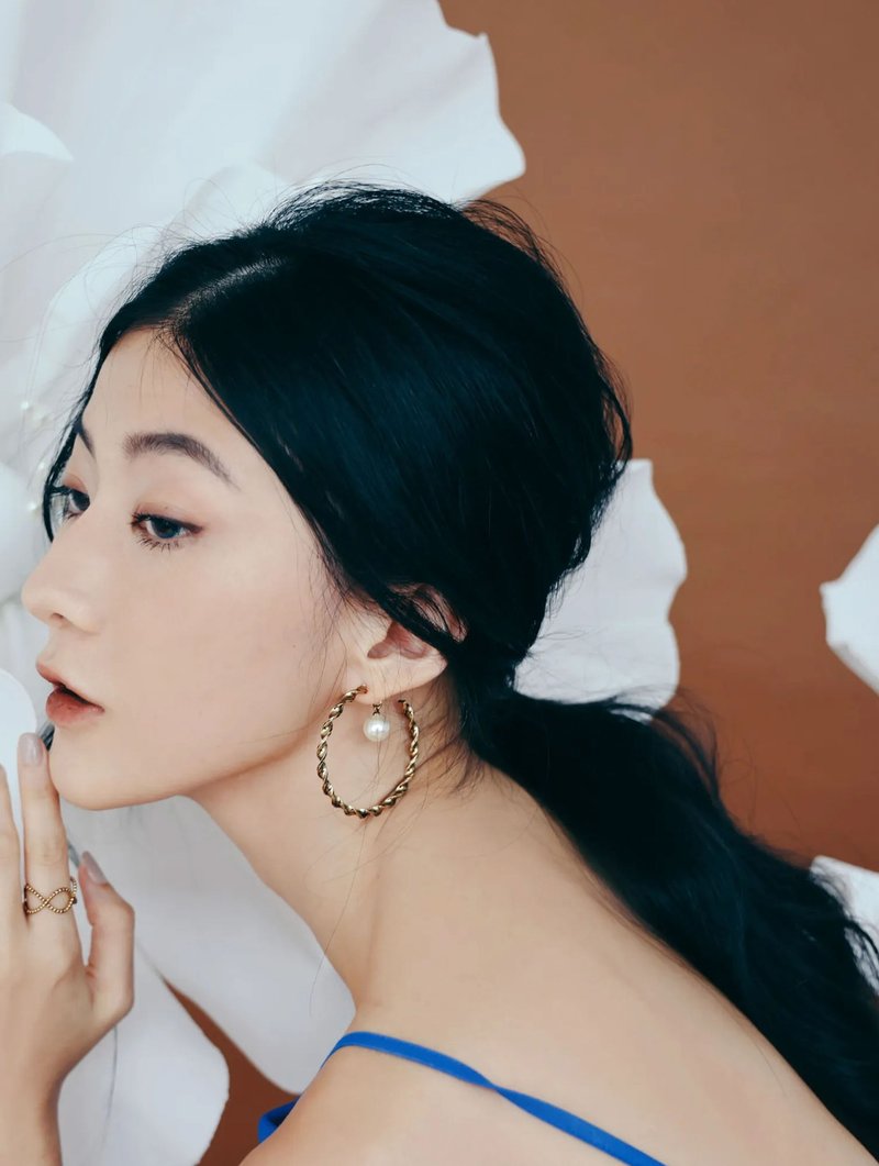 COR-DATE / Minimalist / Antique Gold Textured Hoop Earrings - ต่างหู - วัสดุอื่นๆ 