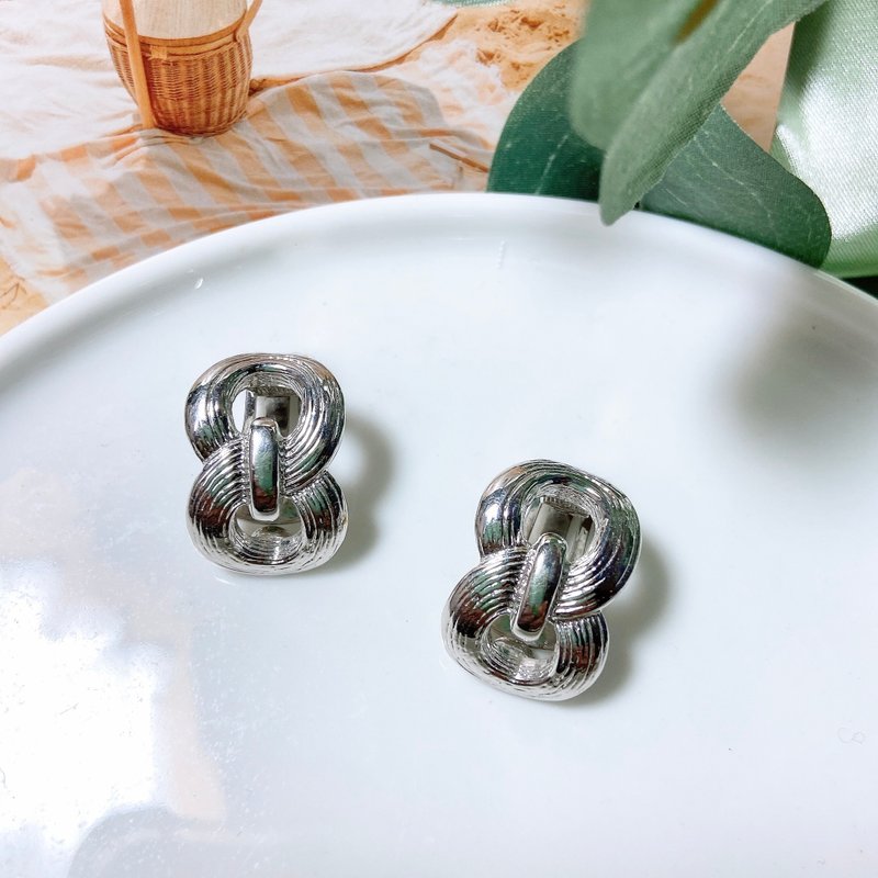 【西洋アンティークアクセサリー】フレンチカール 8の字ツイストモチーフ フィリグリー厚手質感シルバーイヤリング/ピアス - ピアス・イヤリング - 貴金属 シルバー