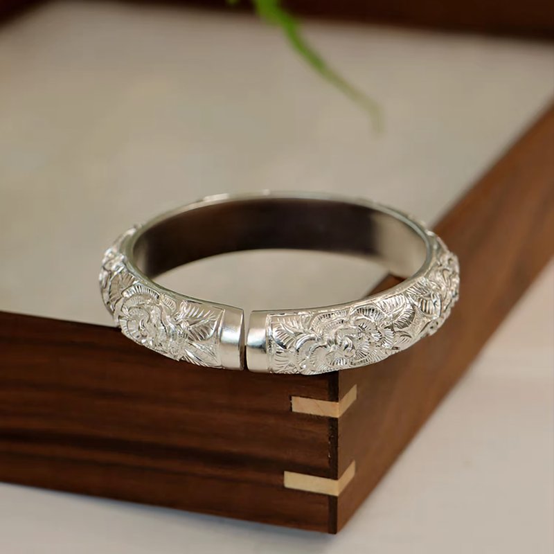 Handmade Silver Embossed Rose Bracelet - สร้อยข้อมือ - เงินแท้ สีเงิน