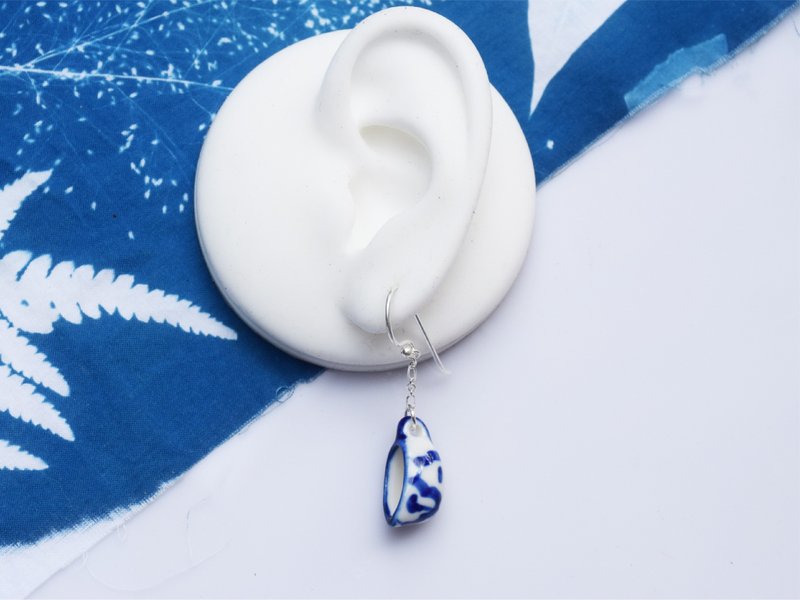 MINI PINEAPPLE TEA CUP, HAND-PAINTED CERAMIC EARRING WITH SILVER 92.5% - 耳環/耳夾/耳骨夾 - 瓷 藍色