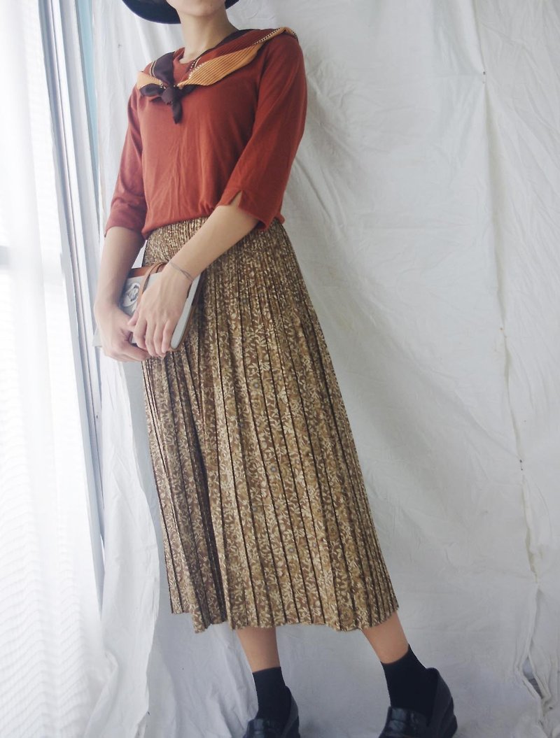 Vintage Treasure Hunt - Qiu Feng Beige three-dimensional fold pleated skirt - กระโปรง - เส้นใยสังเคราะห์ สีกากี