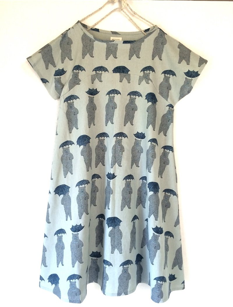 Bear and the umbrella of flare dress: short-sleeved: Blue Gray - ชุดเดรส - ผ้าฝ้าย/ผ้าลินิน สีเทา
