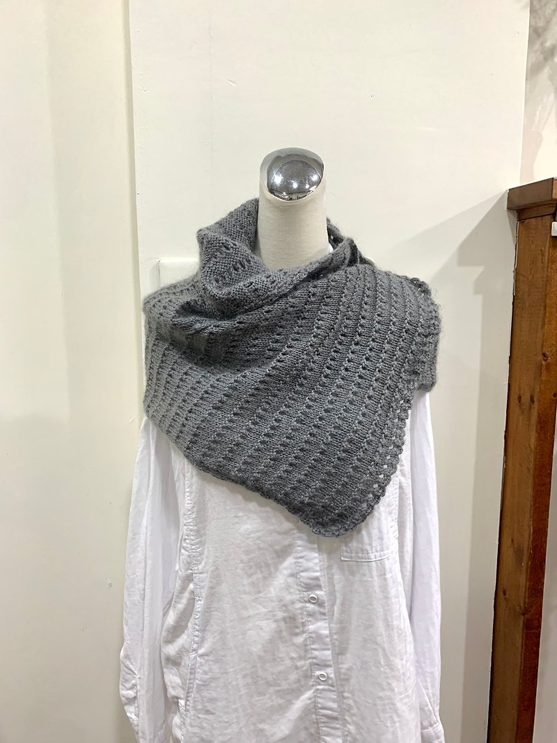Scarf shawl pure handmade wool weave. . Warm gray. The buttons can be changed to a unisex style. - ผ้าพันคอถัก - ขนแกะ 