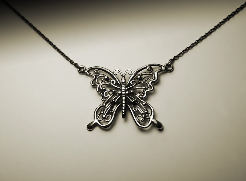 中空の大きな蝶のネックレス - ネックレス - 金属 シルバー