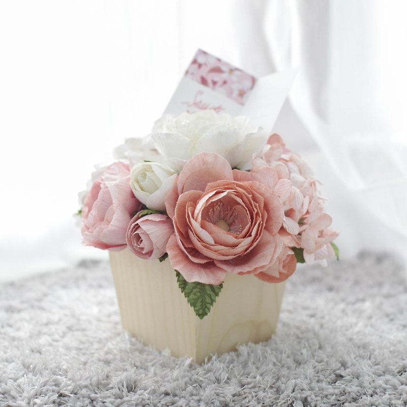 WP101 : ดอกไม้ในกล่องไม้ สำหรับตกแต่งโต๊ะทำงาน ในโทนสีชมพูพีช - ของวางตกแต่ง - กระดาษ สึชมพู