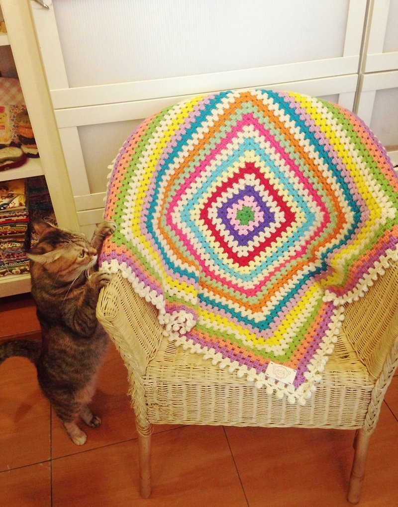 Bear feet hand made. Carousel circle rainbow knit blanket - ผ้าห่ม - ขนแกะ หลากหลายสี