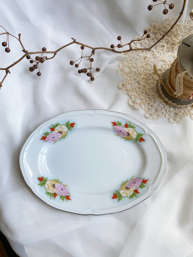 [Good Day Fetish] Taiwanese early porcelain Yi'an floral pattern kidney plate - Plates & Trays - Porcelain White