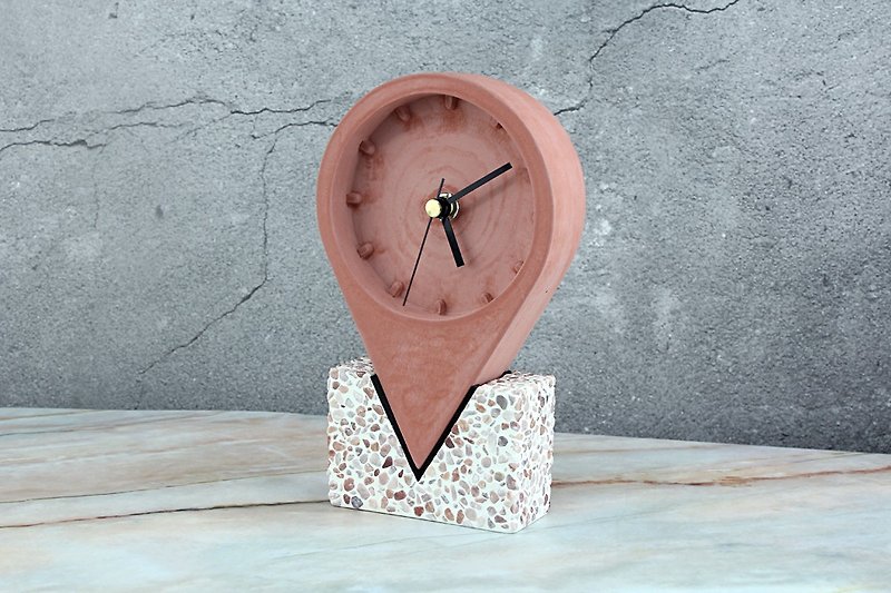 コンクリート用セメント泥-ランドマーク時計セメントテクスチャベース付きの古典的な時計のランドマーク - 時計 - コンクリート レッド