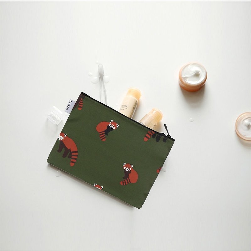 Small day tarpaulin cosmetic bag M-12 red panda, E2D10263 - กระเป๋าเครื่องสำอาง - ผ้าฝ้าย/ผ้าลินิน สีเขียว