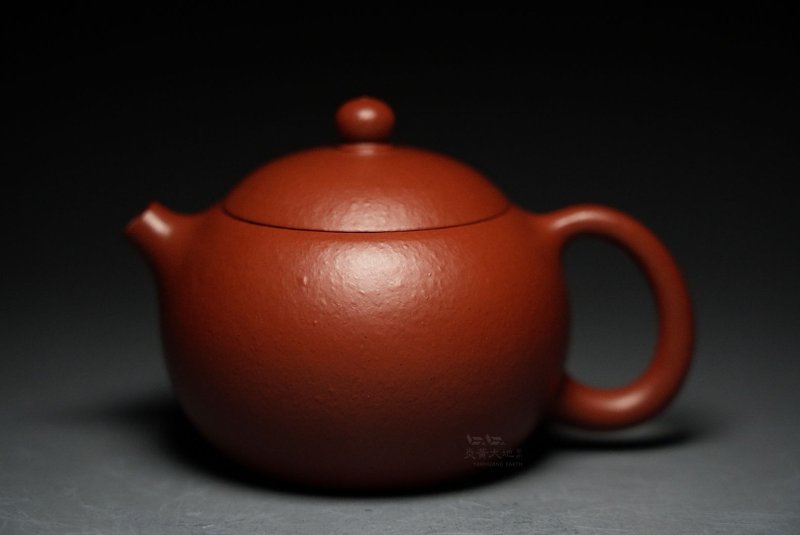 【Inverted Handle Xi Shi】National-Level Arts and Crafts Master Wu Qixin, Pure Handmade, Yellow Dragon Mountain Zhu Ni 'Big Red Robe' - ถ้วย - ดินเผา สีนำ้ตาล