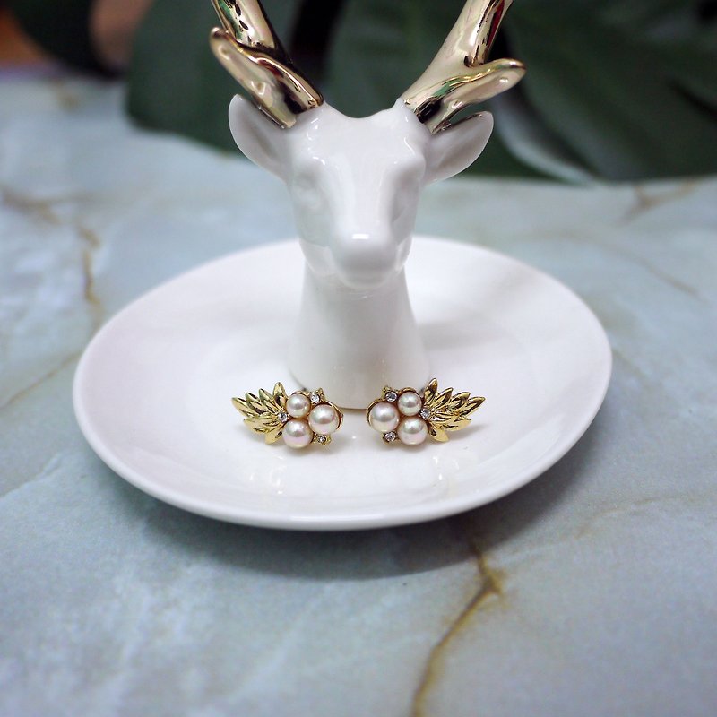 Temperament Elegant Leaf Design Earrings - Earrings & Clip-ons - Other Metals White