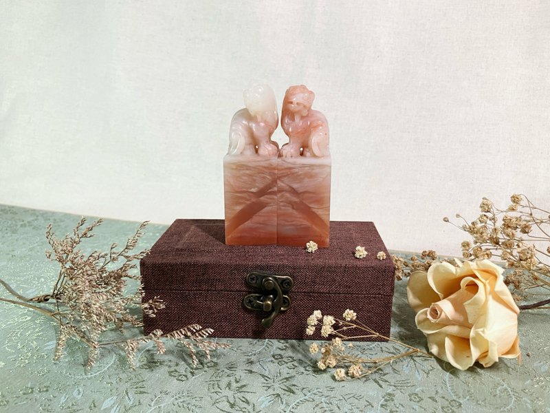 手工刻印客製對章 • 姓名大方章 • 老撾石印章 貳 - 印章/印台 - 石頭 粉紅色