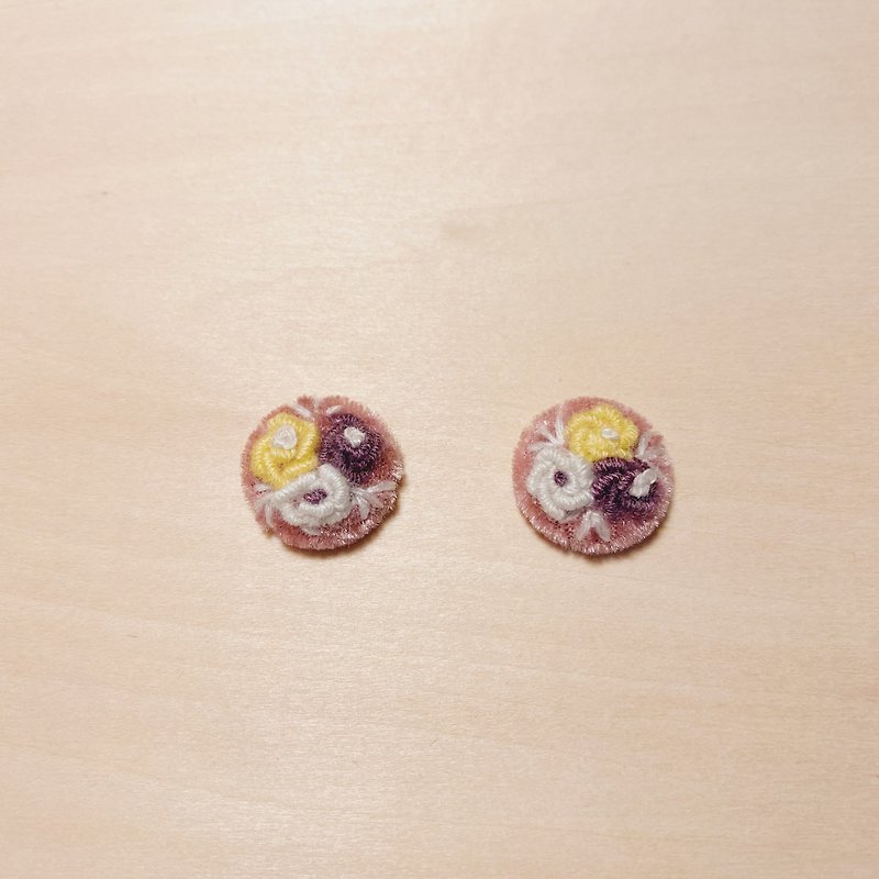復古粉紫刺繡花花丸子耳環 - 耳環/耳夾 - 繡線 紫色