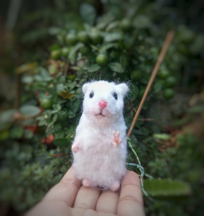 Needle Felted Pet Hamster Standing Position - อื่นๆ - ขนแกะ ขาว