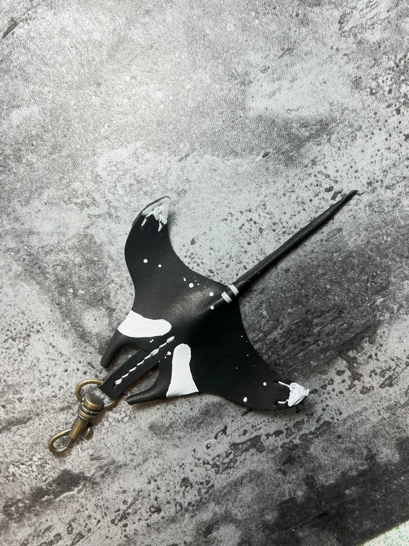 【NEW】Cow leather devil stingray pendant l key ring hook l - พวงกุญแจ - หนังแท้ สีแดง