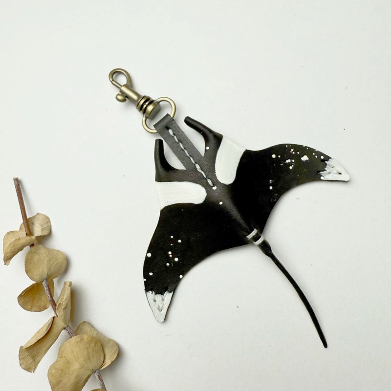 【NEW】Devil's Stingray Pendantl Keychain Hookl Made of Cowhide - Charms - Genuine Leather Red