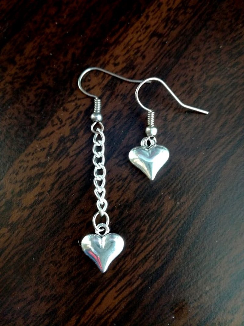 Asymmetrical silver heart earring Shinigami silver heart Death earrings Anime - ต่างหู - โลหะ สีเงิน